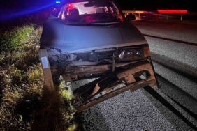 Bariyerlere çarpan otomobilin sürücüsü yaralandı