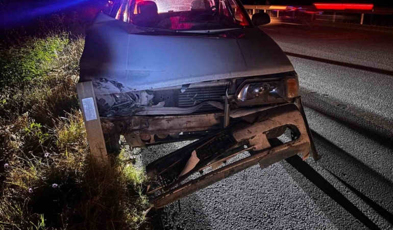 Tavşanlı’da bariyerlere çarpan otomobilin sürücüsü yaralandı