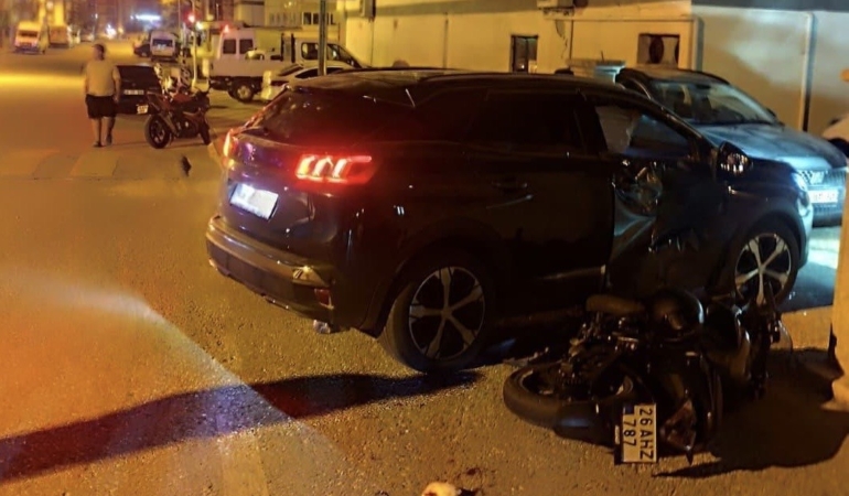 Sivrihisar’da otomobil ile motosiklet çarpıştı: 2 yaralı