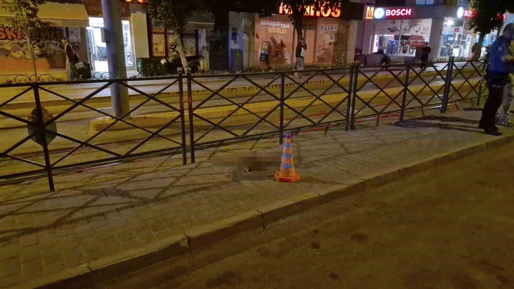 Tartıştığı eski sevgilisini bıçaklayıp kaçtı