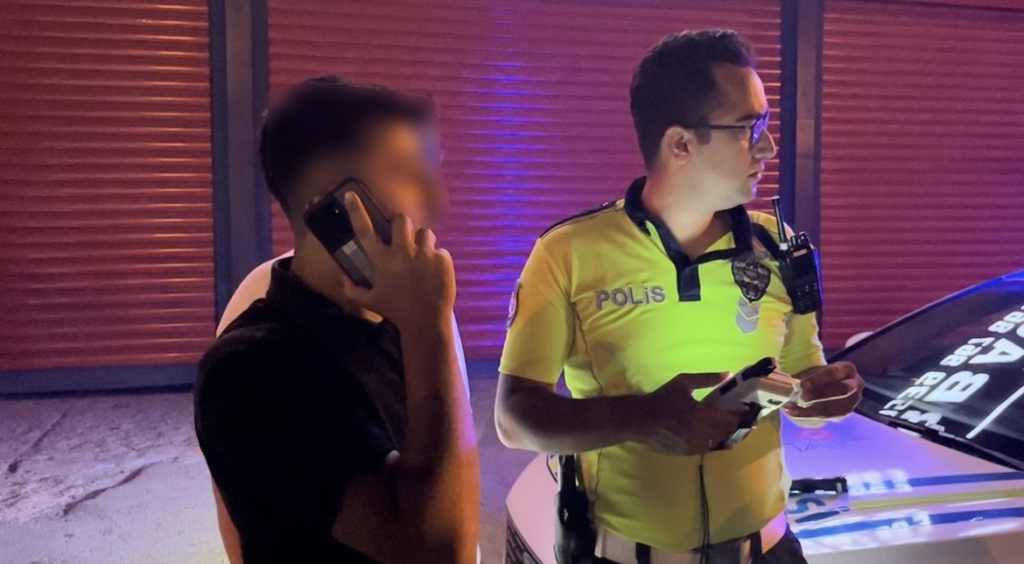 Polisin gözü önünde müşterinin otomobiliyle trafiği tehlikeye attı