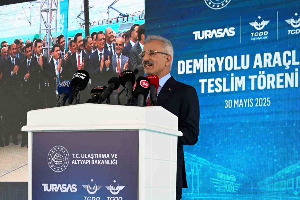 Bakan Uraloğlu: "Eskişehir Bölge Müdürlüğü’müzde ürettiğimiz DE 10000 manevra lokomotifimizi Tanzanya’ya uğurladık"