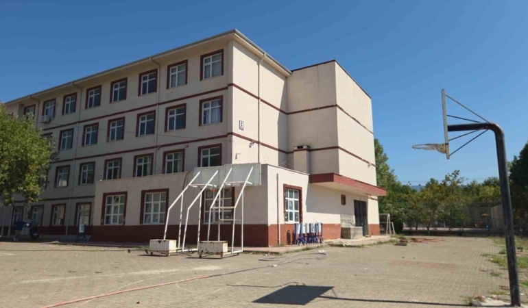 Orhangazi’de meslek lisesinin atölye ve sınıflarının yıkımına başlandı