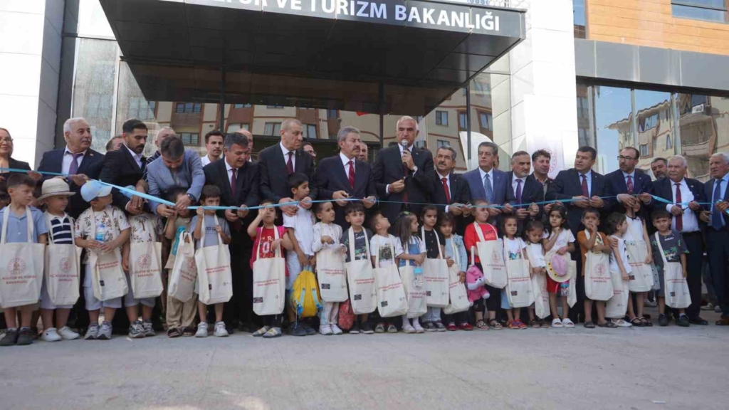 Bakan Ersoy: "Kütüphaneler artık yalnızca kitap okunan yerler değil araştırmanın, üretimin, inovasyonun ve kültürel gelişimin merkezi haline geldi"