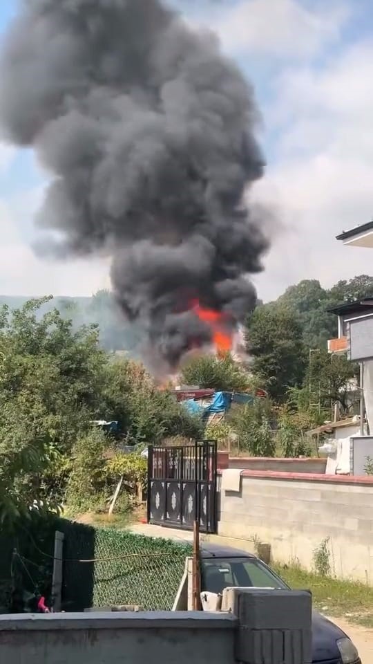 Barakaya sıçrayan yangın itfaiye ekiplerini harekete geçirdi