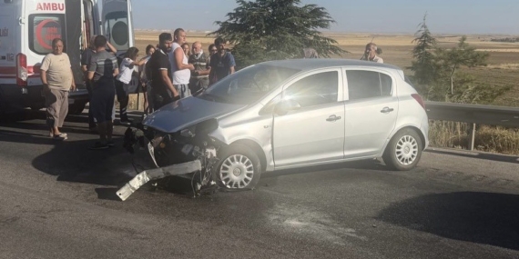 Lastiği patlayan araç bariyerlere girdi: 1’i çocuk 3 yaralı