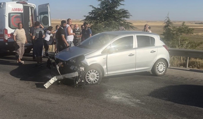Lastiği patlayan otomobil bariyerlere çarptı: 1’i çocuk 3 yaralı