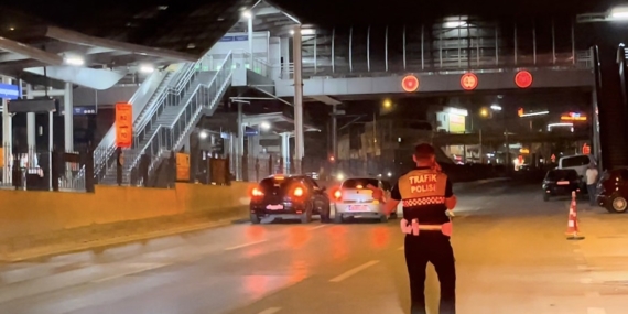 Polisin gözü önünde müşterinin otomobiliyle trafiği tehlikeye attı