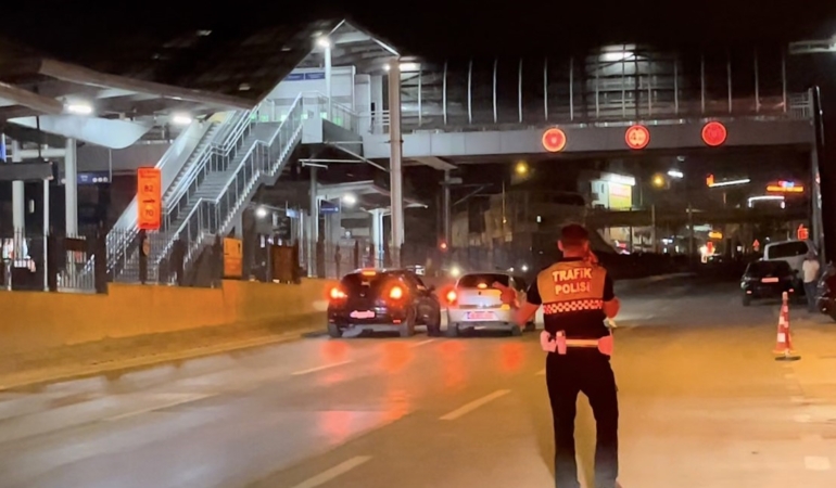 Polisin gözü önünde müşterinin otomobiliyle trafiği tehlikeye attı