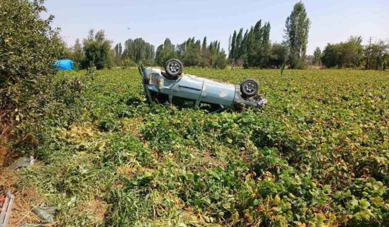 Şuhut’ta virajı alamayan otomobil devrildi: 1 yaralı