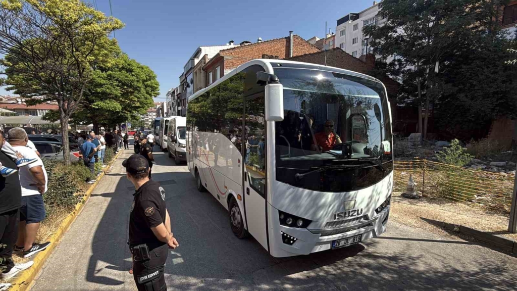 Eskişehir merkezli dev dolandırıcılık operasyonunda yakalanan 90 şüpheli adliyeye sevk edildi