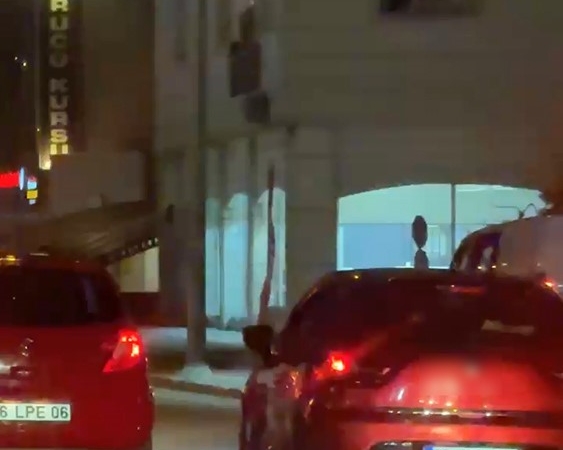 Makas atarak trafiği tehlikeye soktu, gözden kayboldu