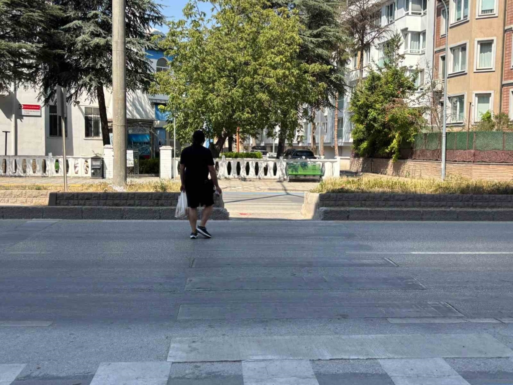 Sürekli kaza olan caddede tedbir alınması isteniyor