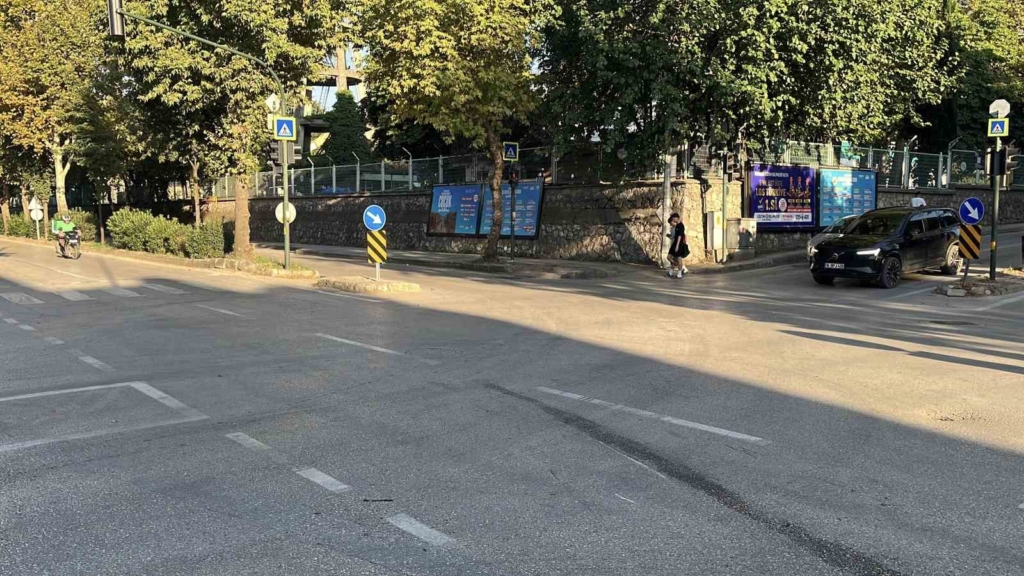 Otomobille çarpışan motosiklet iki araç arasında sıkıştı: 1 yaralı
