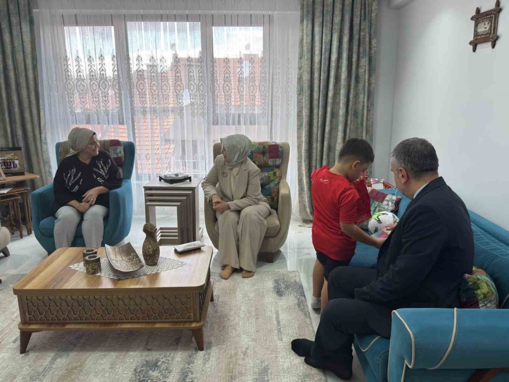 Bakan Yardımcısı Leman Yenigün’den koruyucu aileye ziyaret