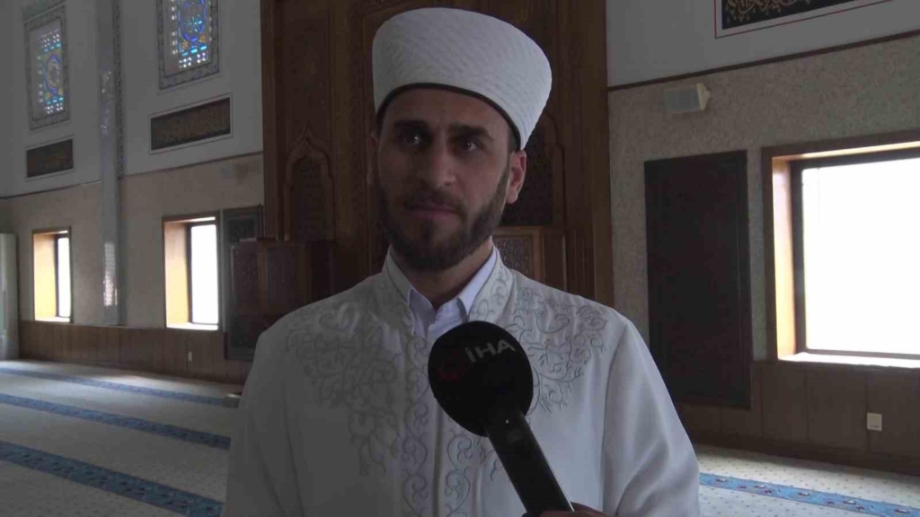 Bursa’daki ’Sunrooflu Cami’ mimarisiyle dikkat çekiyor