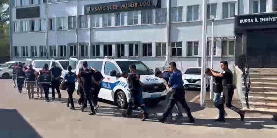 Vatandaşlara zorla hesap açtırıp kara para aklayan şahıslara baskın
