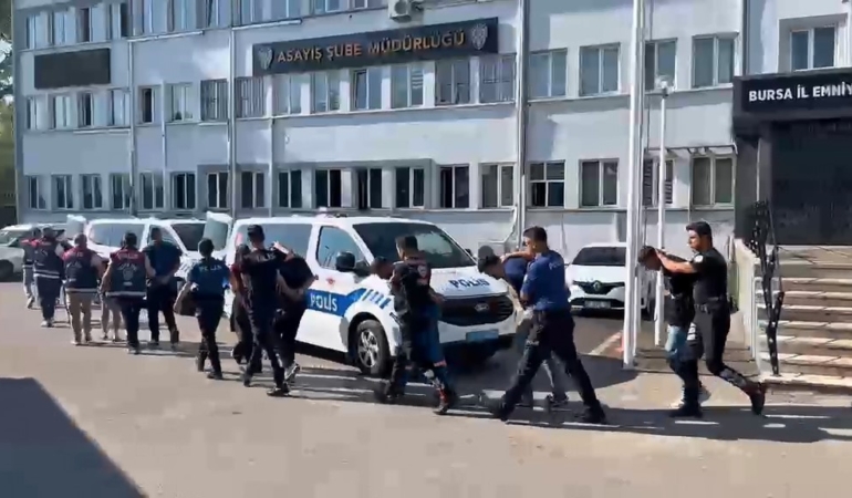 Bursa’da zorla hesap açtırıp kara para akladığı öne sürülen 11 şüpheli yakalandı
