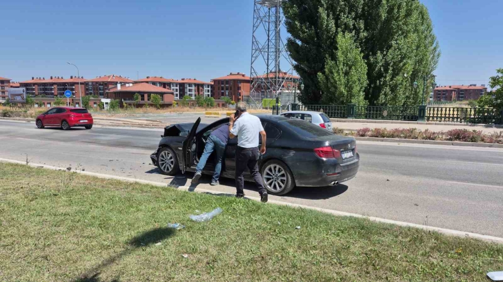 Kaza yerindeki polis aracına otomobil çarptı: 1’i polis 1’i bekçi toplam 6 yaralı
