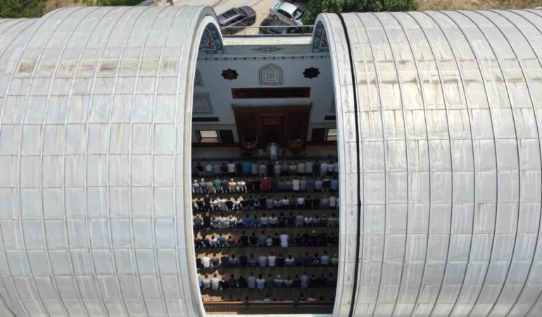 Bursa’daki sunrooflu Safa Camii açılır kubbesiyle dikkat çekiyor