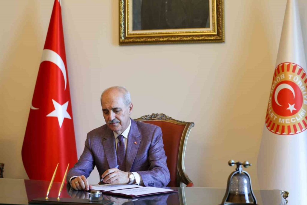 Türkiye Büyük Millet Meclisi Başkanı Numan Kurtulmuş, Milli Dayanışma ve Toplumsal Bütünleşmenin Güçlendirilmesine Dair Kanun Teklifi’ni imzaladı.