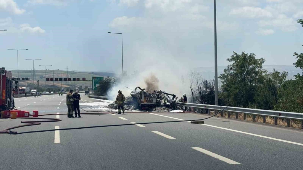 Kuzey Marmara otoyolu Çatalca nakkaş mevkiinde bir tırda bilinmeyen bir nedenle yangın çıktı. Alevler tarım arazisine de sıçrarken, olay yerine çok sayıda itfaiye ekibi sevk edildi.