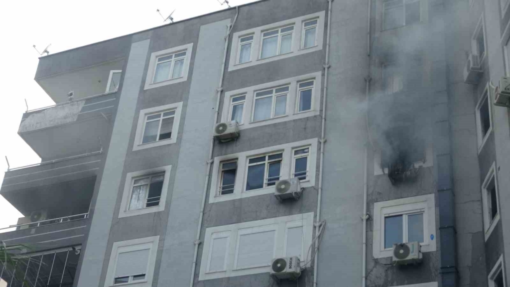Apartmanda yangın paniği: 5 kişi dumandan etkilendi