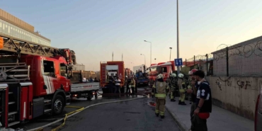 Tuzla’da seramik deposu ve teknelere sıçrayan yangın söndürüldü