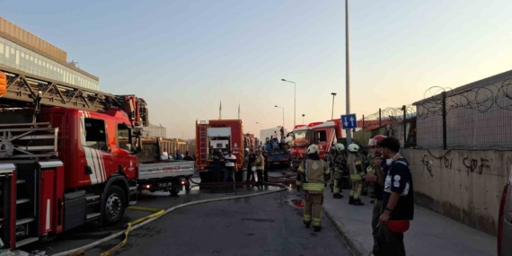 Tuzla’da seramik deposu ve teknelere sıçrayan yangın söndürüldü