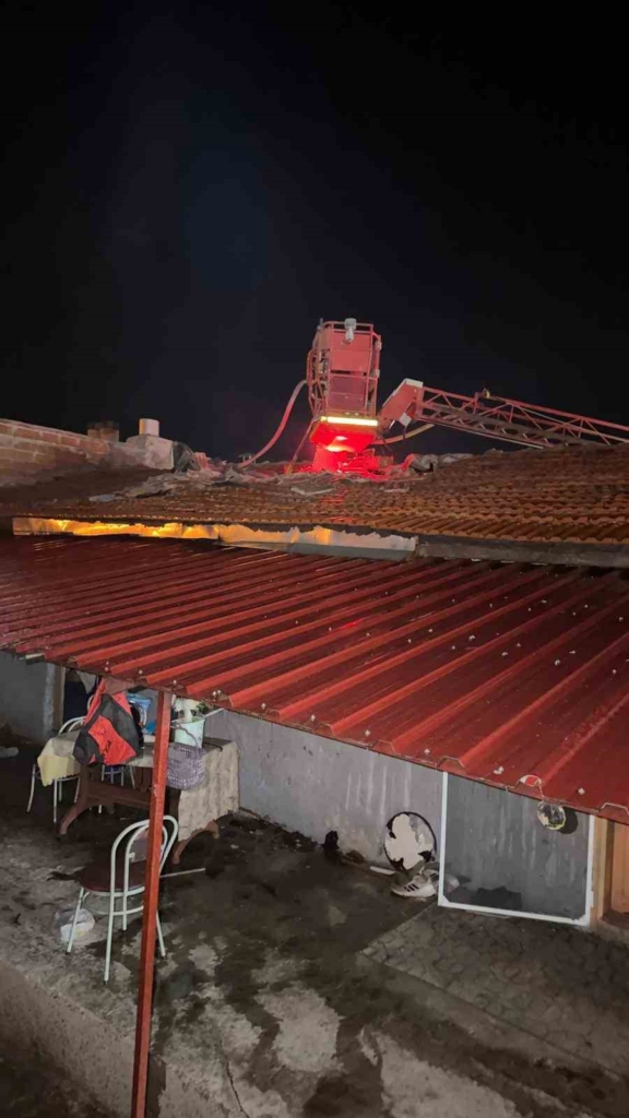 Tek başına yaşayan 78 yaşındaki adamın ocakta unuttuğu yemek evi kül etti