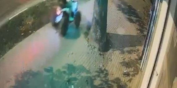 Bursa’da kaza dehşeti saniye saniye kamerada...ATV ile yolun karşısına geçerken canından oldu