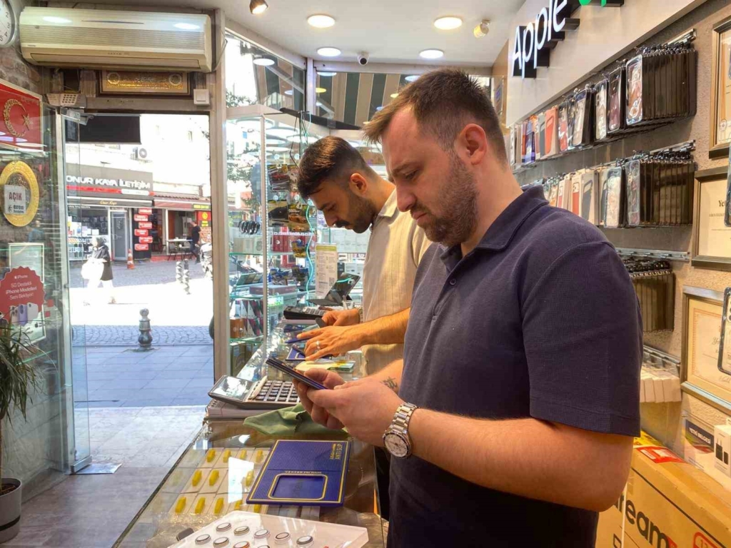 Kalın kılıf ve uzun şarj süresi sıcak havalardan cep telefonları için büyük risk