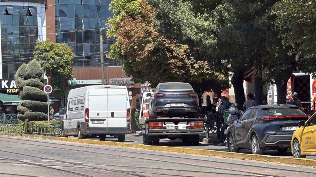 Hatalı park, cadde trafiğini kilitledi