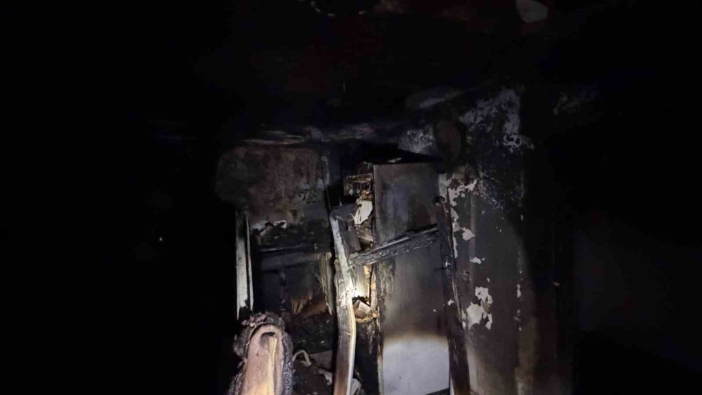 Tek başına yaşayan 78 yaşındaki adamın ocakta unuttuğu yemek evi kül etti
