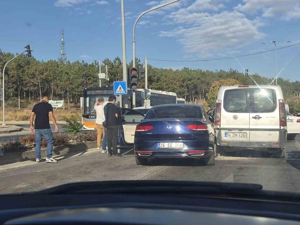 Eskişehir’de 3 aracın karıştığı kazada hasar oluştu