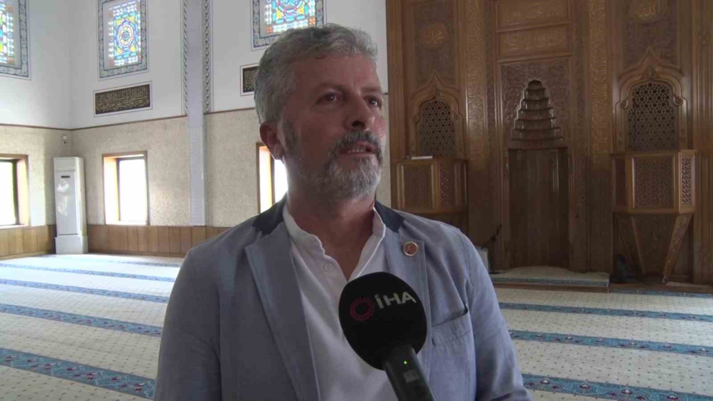 Bursa’daki ’Sunrooflu Cami’ mimarisiyle dikkat çekiyor