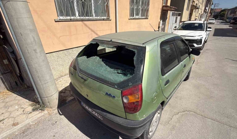 Elektrik direğinden düşen izolatör, park halindeki aracın camını kırdı