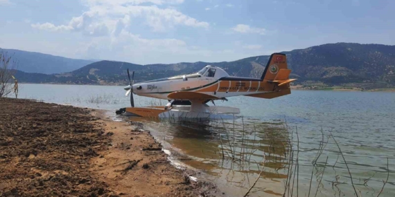 İzmir’de yangın söndürme uçağı baraja zorunlu iniş yaptı