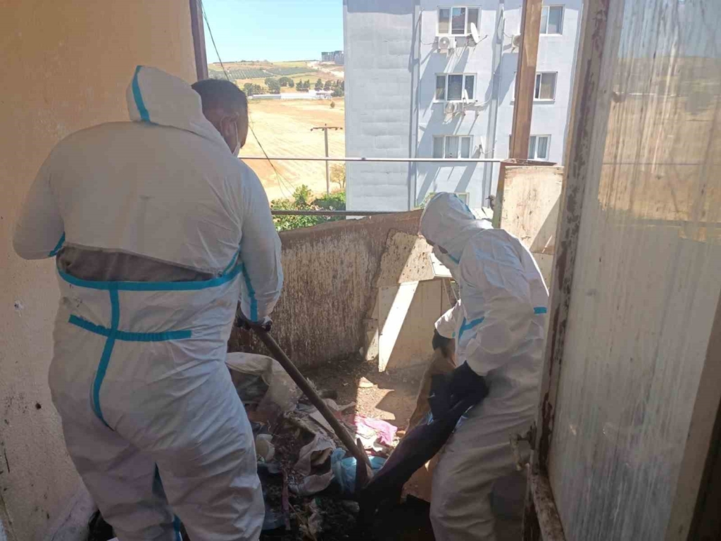 Balkan Mahallesi’nde evden 28 ton çöp çıkarıldı