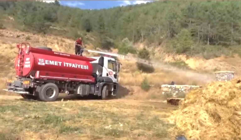 Emet’te saman yüklü kamyonet yangını ormanlık alana sıçramadan söndürüldü
