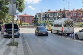 Araçtan caddeye akan motor yağı diğer sürücülere zor anlar yaşattı