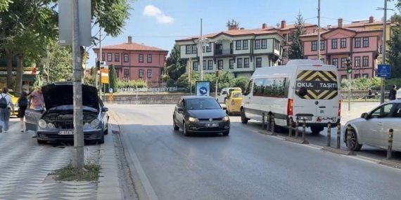 Araçtan caddeye akan motor yağı diğer sürücülere zor anlar yaşattı