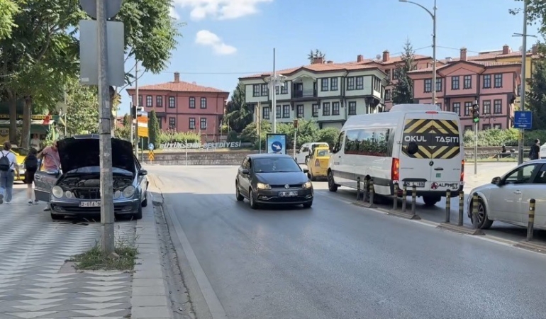 Eskişehir’de yola sızan motor yağı sürücülere zor anlar yaşattı