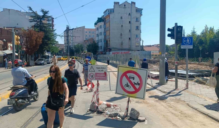 Halkevi inşaatı çevresinde yayalar ve sürücüler zor anlar yaşıyor