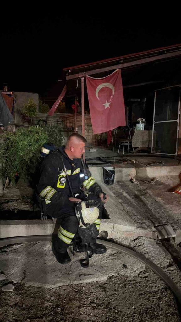 Tek başına yaşayan 78 yaşındaki adamın ocakta unuttuğu yemek evi kül etti