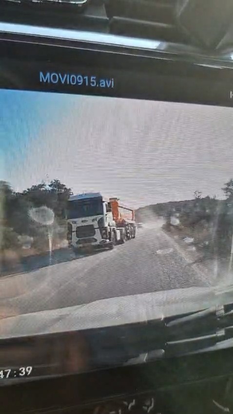 Hatalı sollama yapan hafriyat kamyonu kamerada