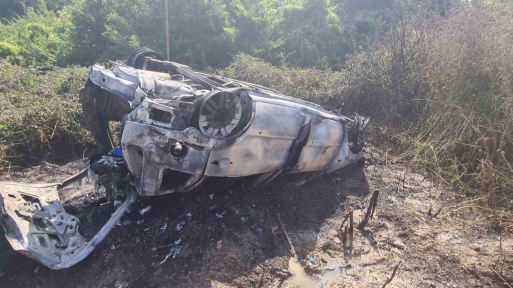 Otomobil durağa çarpıp takla attı: Yangın çıkan otomobilin sürücüsünü jandarma alevlerin arasından kurtardı