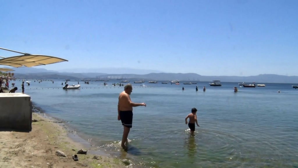 Kavurucu sıcaklarda sahillere akın ettiler