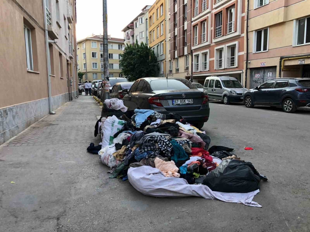 Eskişehir’de kaldırımı kapatan kıyafet yığını dikkat çekti