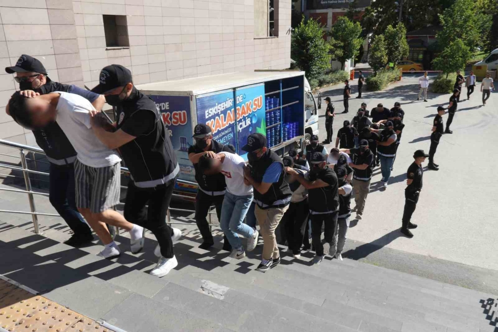 Daireden kaçırılan uyuşturucu sonrasında yapılan operasyonda 147 bin hap ele geçirildi, 9 şüpheli yakalandı